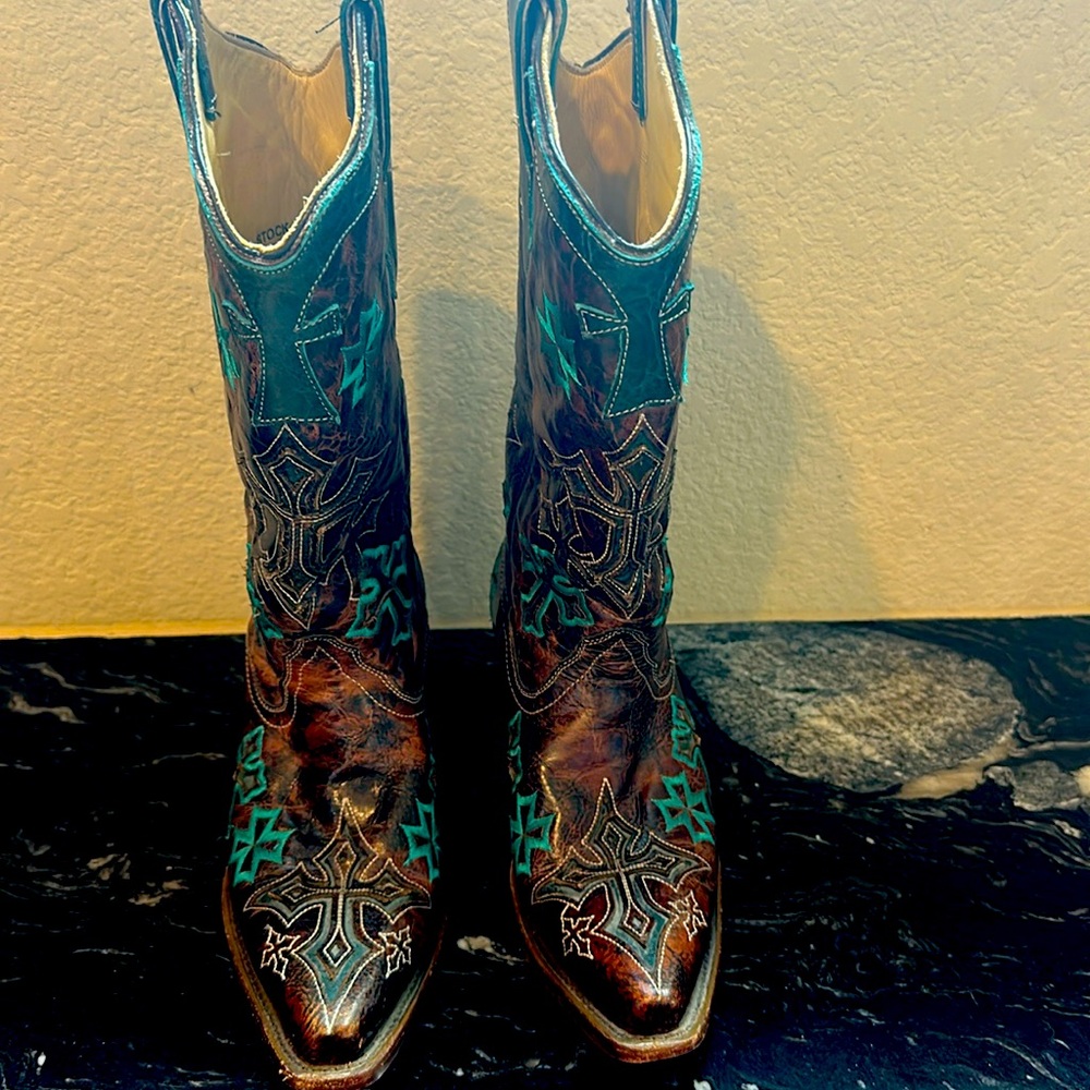Cowboy Boots- Corral Boots in a beautiful Brown with Turquoise Crosses 6 1/2